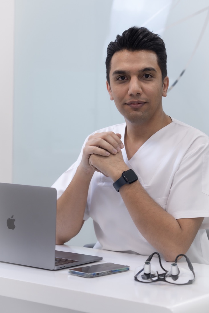 دکتر علی عزیزی، دندان‌پزشک و سازندهٔ دُرج، پشت میز کار مطب